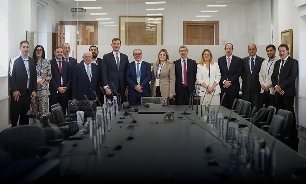 FIAB renueva su mesa directiva: CEO de nuam asume la presidencia y director general de Grupo Bolsa Mexicana de Valores, la vicepresidencia