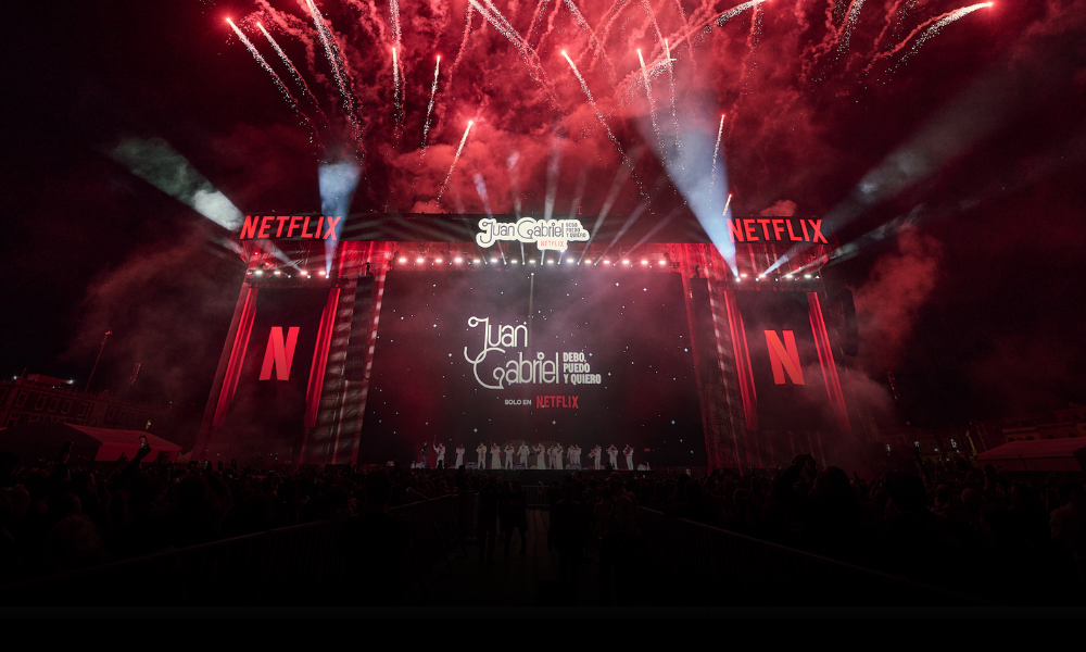 Juan Gabriel y Netflix reúnen a más de 170 mil personas en el Zócalo capitalino