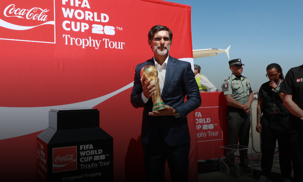 El Tour del Trofeo de la Copa Mundial de la FIFA™, presentado por Coca-Cola, ya está en México. El Trofeo Original de la Copa Mundial de la FIFA™ fue recibido esta mañana en el Aeropuerto Internacional Felipe Ángeles (AIFA), en una ceremonia de bienvenida que marcó oficialmente el inicio de su recorrido por el país rumbo a la Copa Mundial de la FIFA 2026™. Desde hoy, los aficionados mexicanos tendrán la oportunidad de ver de cerca el trofeo más codiciado del fútbol, en una experiencia única que acerca la emoción del torneo antes de que ruede el balón en 2026. Durante la ceremonia, autoridades, representantes de la FIFA y Coca-Cola México, así como Roberto Ayala, exjugador y leyenda de la FIFA que acompañará el recorrido, dieron la bienvenida al trofeo en territorio nacional, subrayando el orgullo de México como país anfitrión por tercera ocasión en la historia de la Copa Mundial de la FIFA™.
