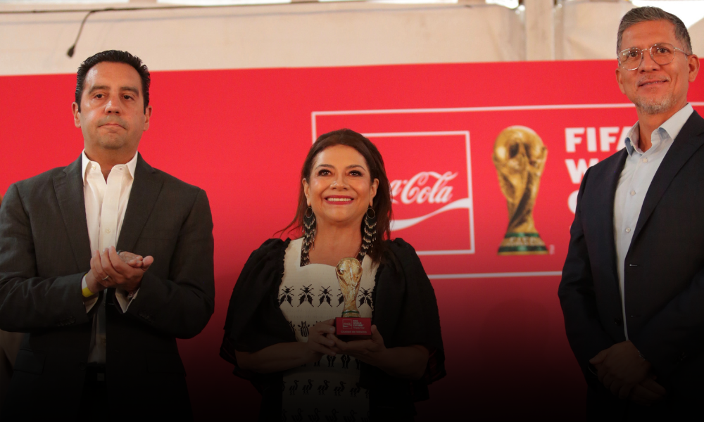 El brillo del oro puro ya inunda la capital: El Trofeo de la Copa Mundial de la FIFA™ fue recibido ayer en la CDMX