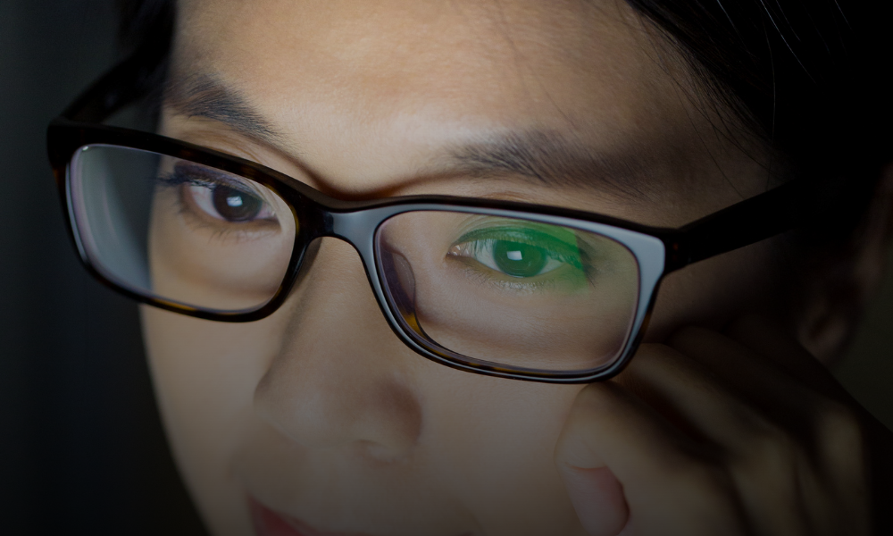 El enemigo invisible de la oficina: por qué el uso desmedido de pantallas está secando los ojos y el rendimiento del trabajador mexicano